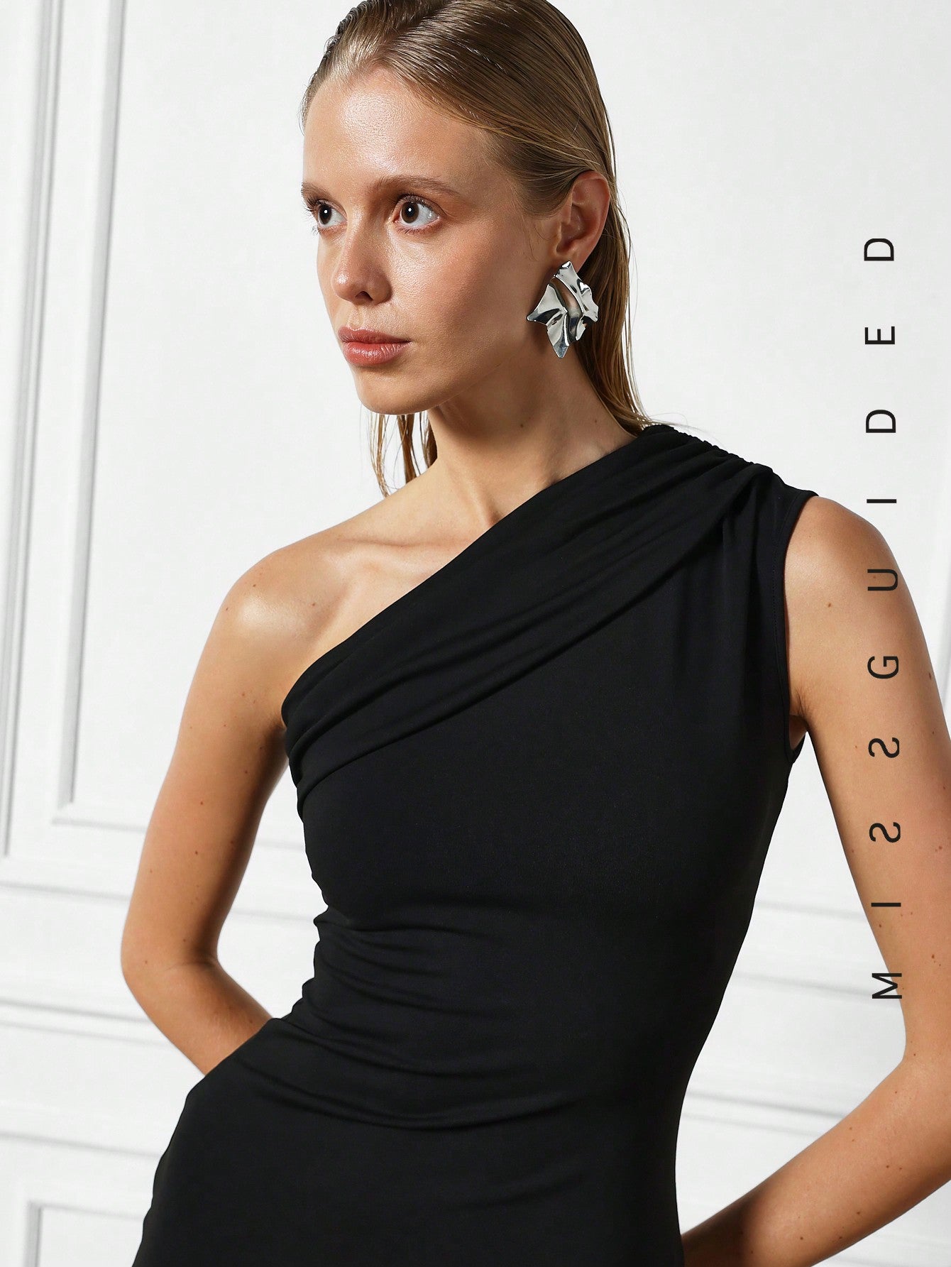 Vestido Asymmetric One Shoulder