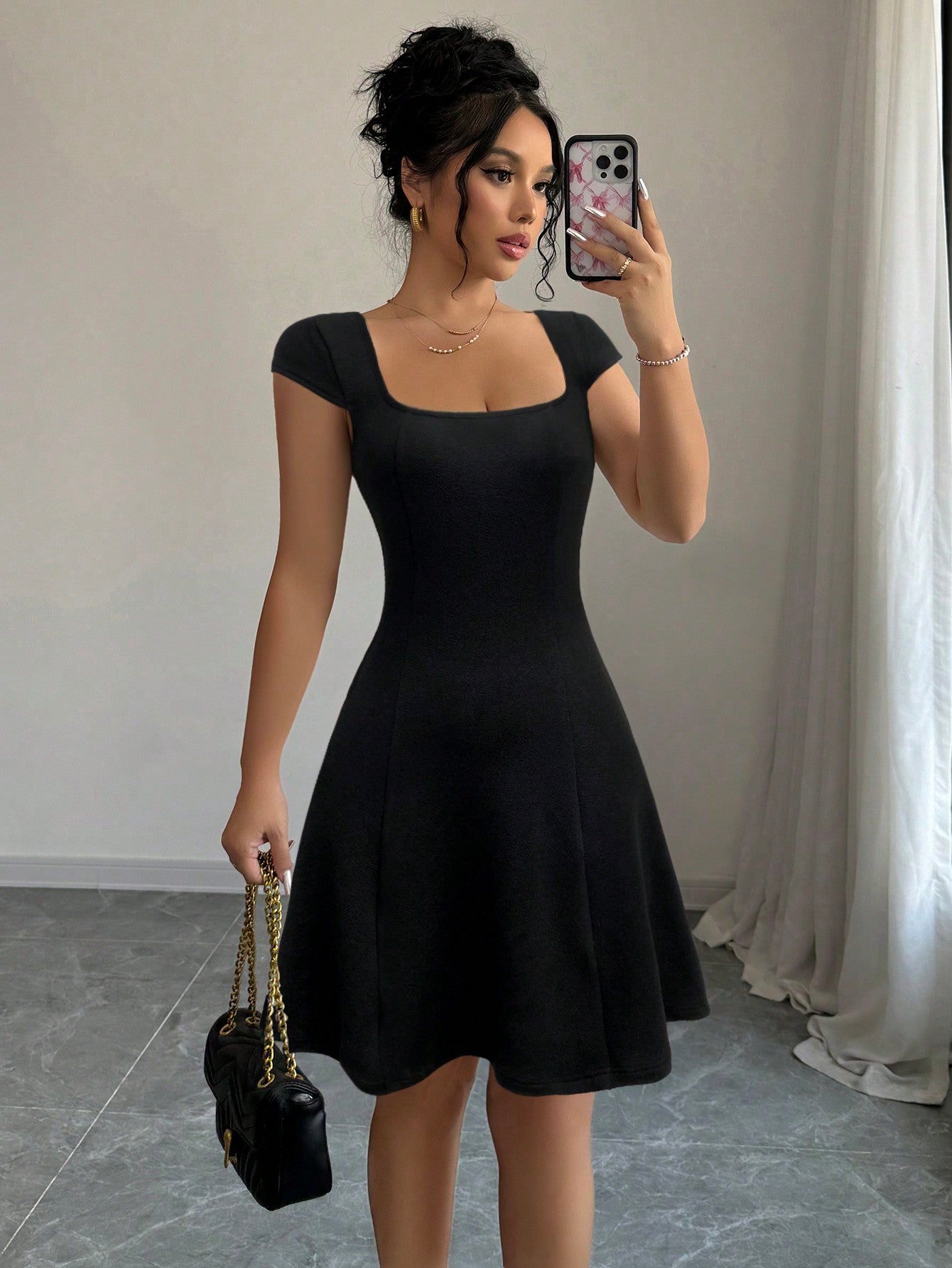 Vestido Gola Quadrada com Manga Bufante Preto