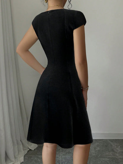 Vestido Gola Quadrada com Manga Bufante Preto