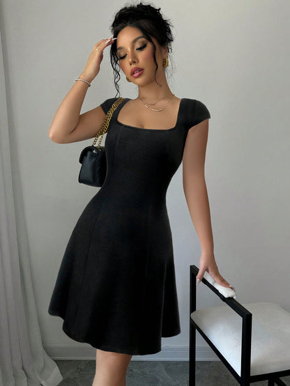 Vestido Gola Quadrada com Manga Bufante Preto